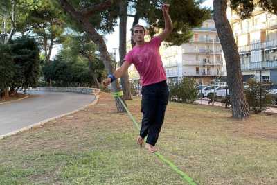 Camminare scalzi e in equilibrio su una sottile "linea" sospesa nel vuoto: � lo Slacklining